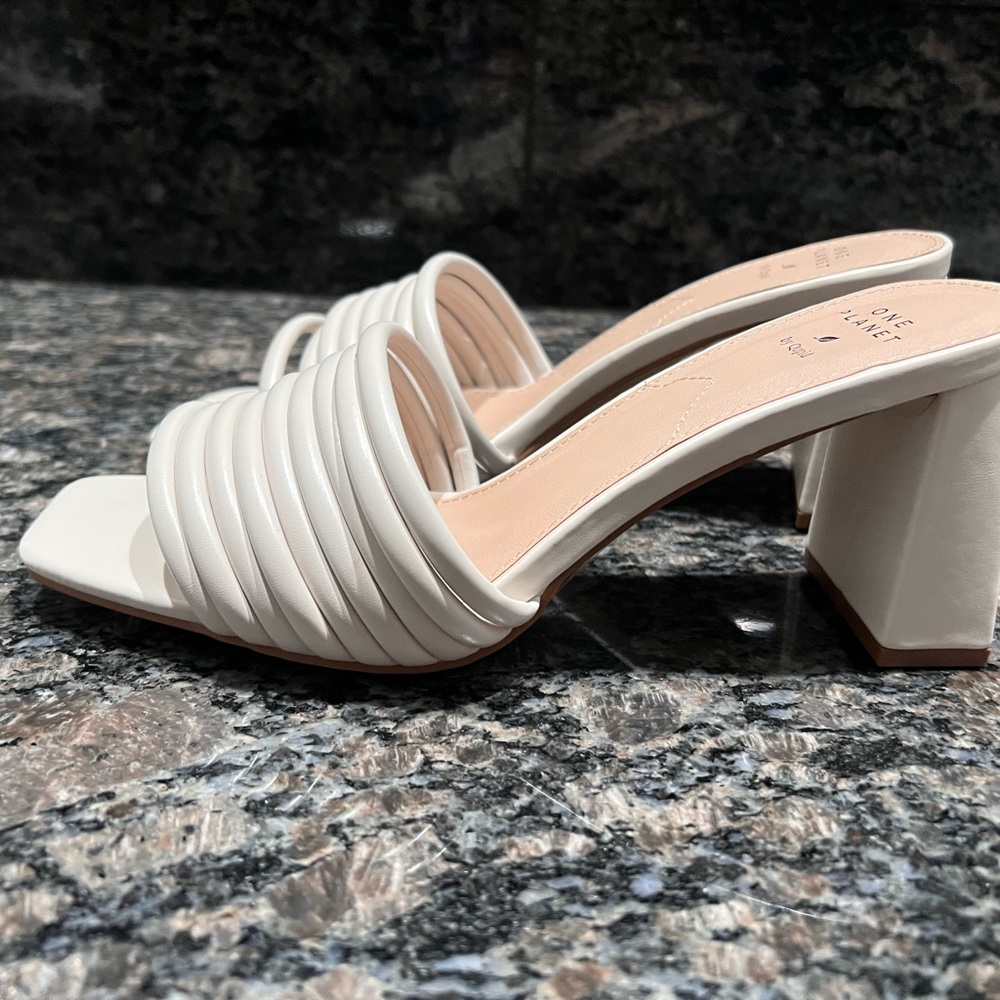 NEW!Your to -go- to slip on small Sandals  and super comfortable - Picture 8 of 9